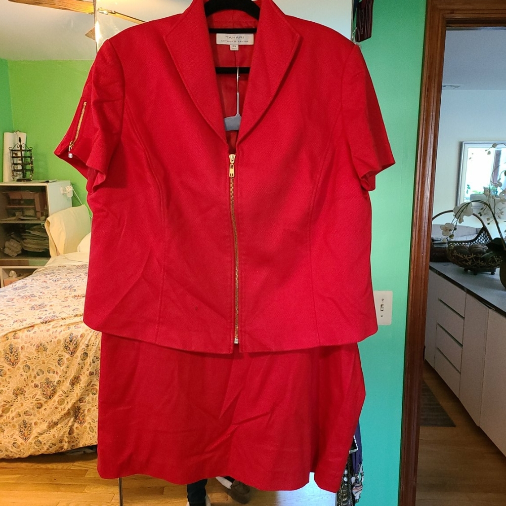 Short sleeve suit